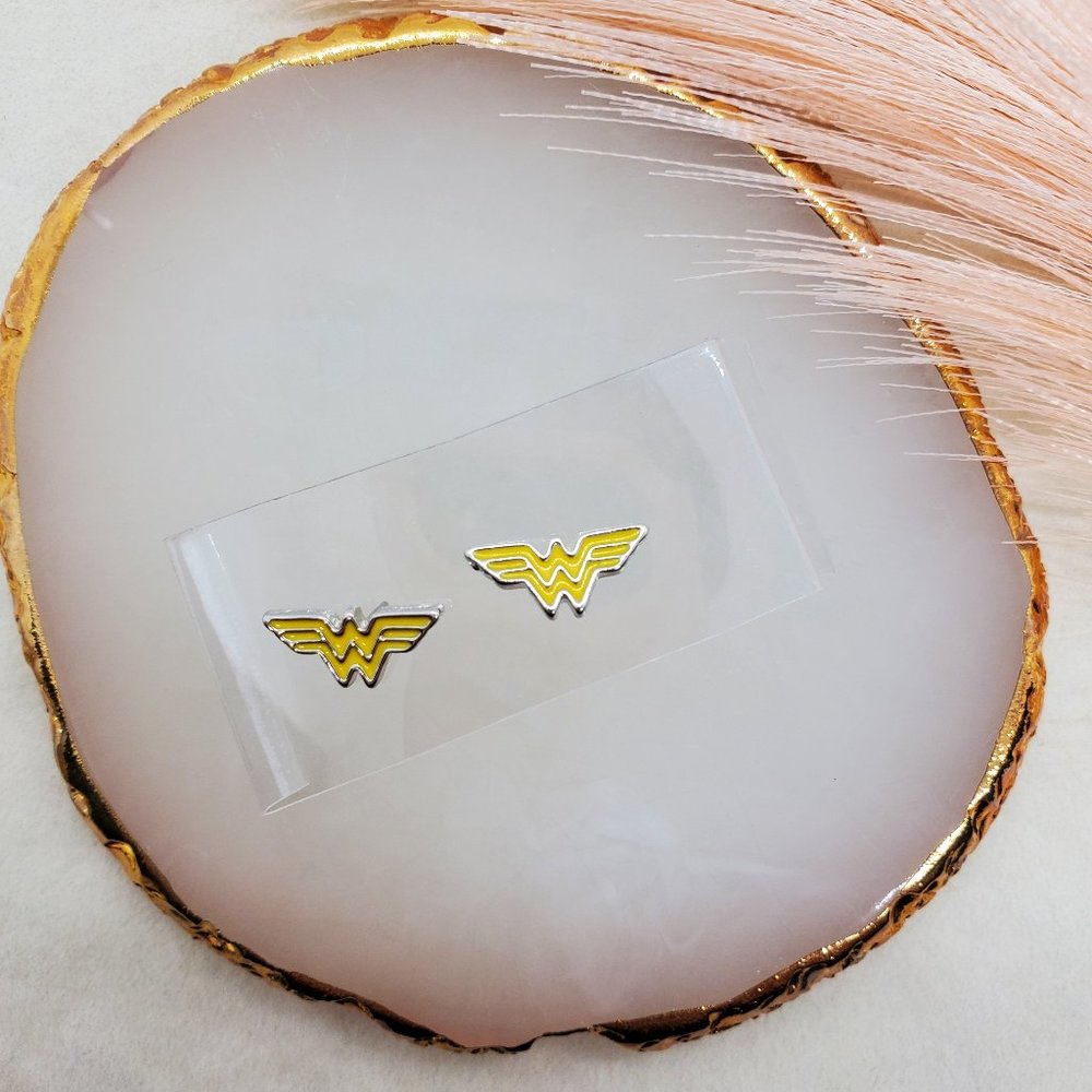 🤑 BUNDLE TO SAVE 🤑 Hot Topic DC Yellow Enamel Wonder Woman Stud Earrings